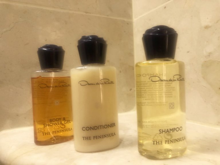 シャワーブースに置いてあったアメニティ。シャンプー・コンディショナー・シャワージェル