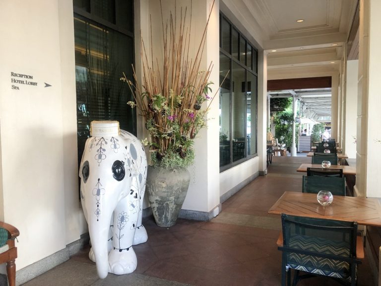 象の置物がタイらしい入り口