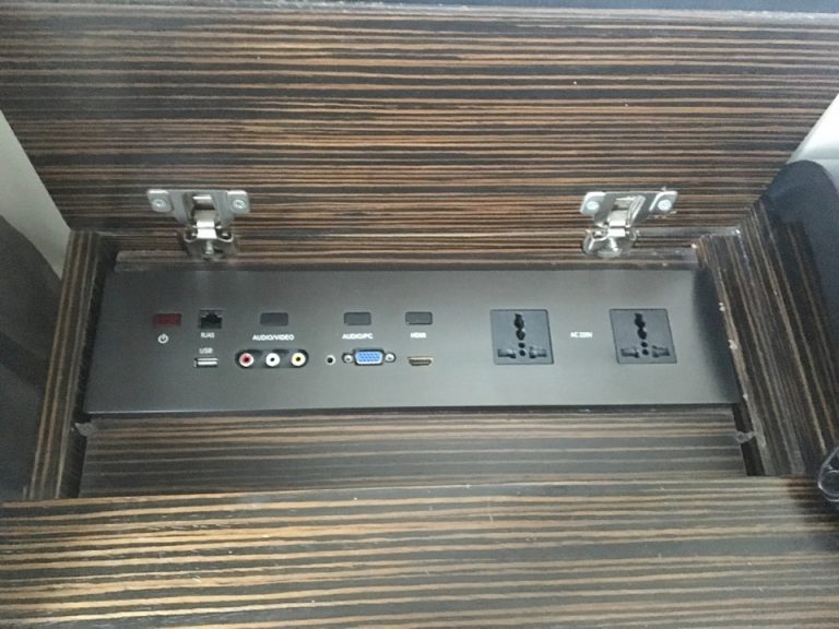 マルチプラグ。ライティングデスク備えつけ