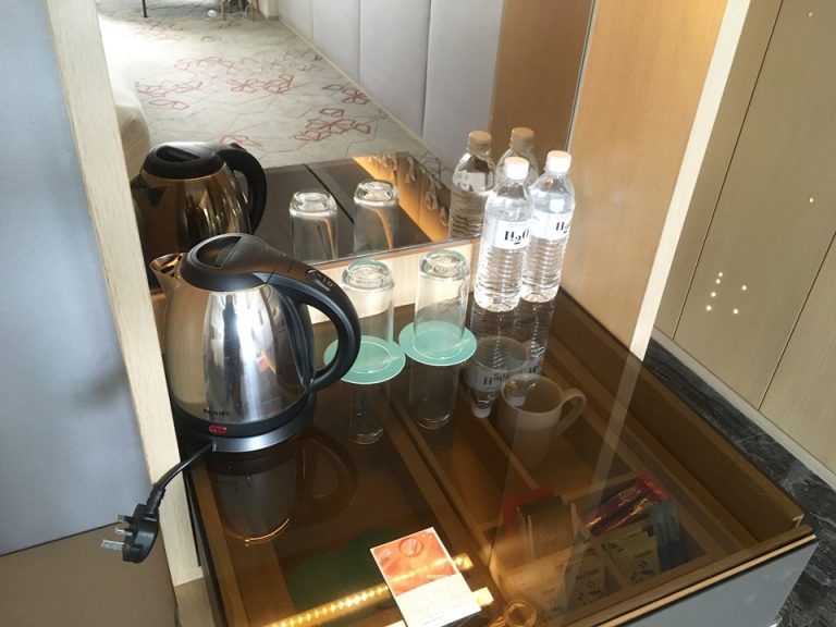 ポット、グラス、お水