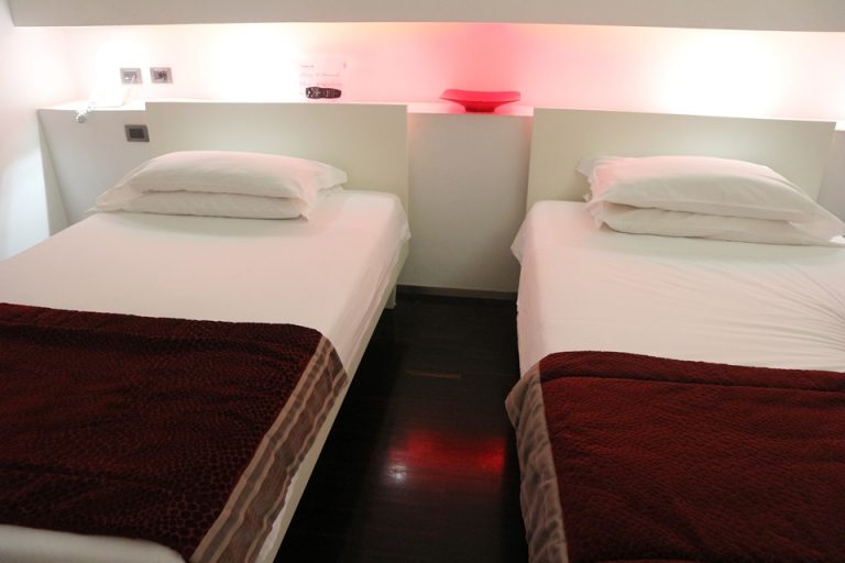 ベッド テレビ方向