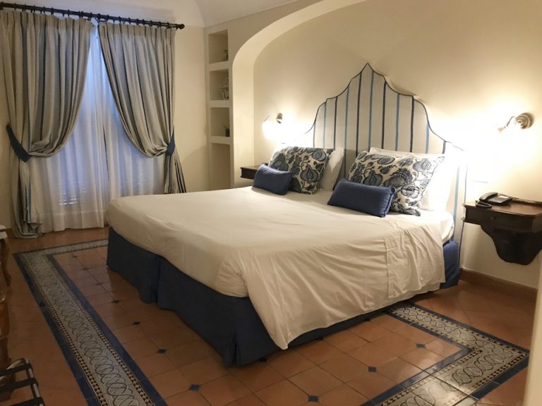 ベッド入り口から