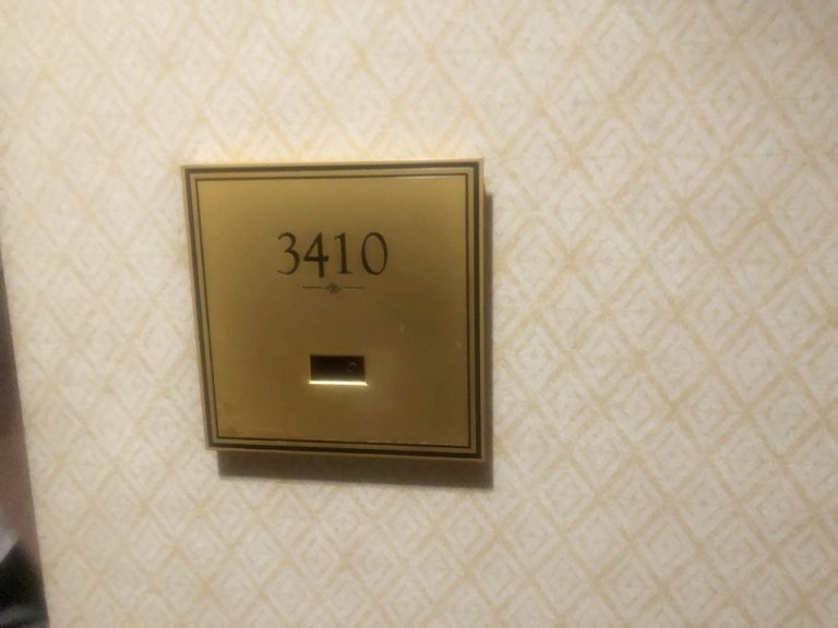 宿泊部屋の入り口。ワンフロア最大12部屋というゆったりした造りなのでエレベーターから部屋まで割と歩きます