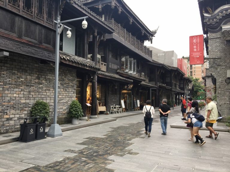 ホテル看板と周辺の町並み