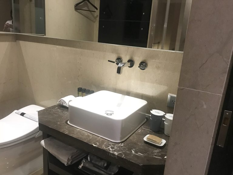 洗面トイレ外から