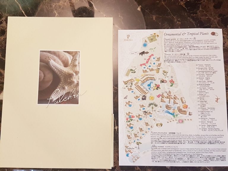 リビング:デスクの上、絵葉書や便せんセットと館内の地図