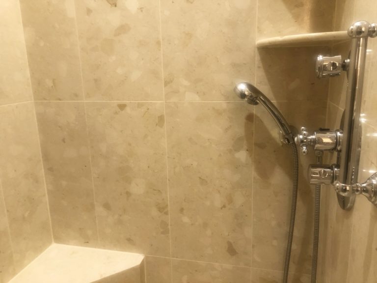 シャワーブース。ハンドシャワーでヘッドを動かせます