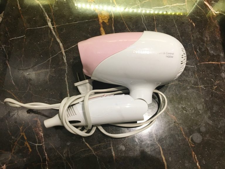 ドライヤー。スイッチが壊れていて、電源につなぐとすぐ動き出し、風量や温風_冷風の調節もできません