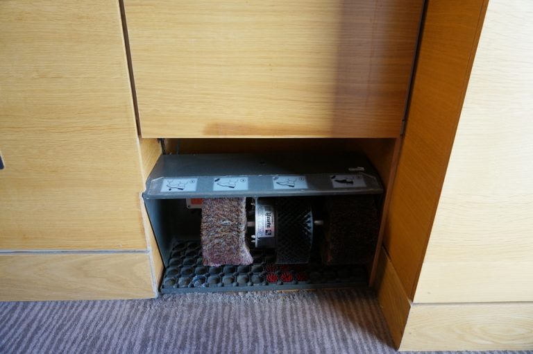 廊下に設置されていた靴磨き