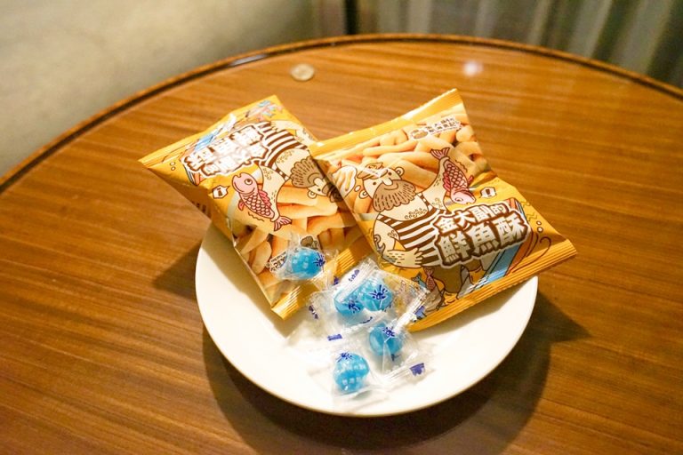 ソファー付近テーブル上のお菓子