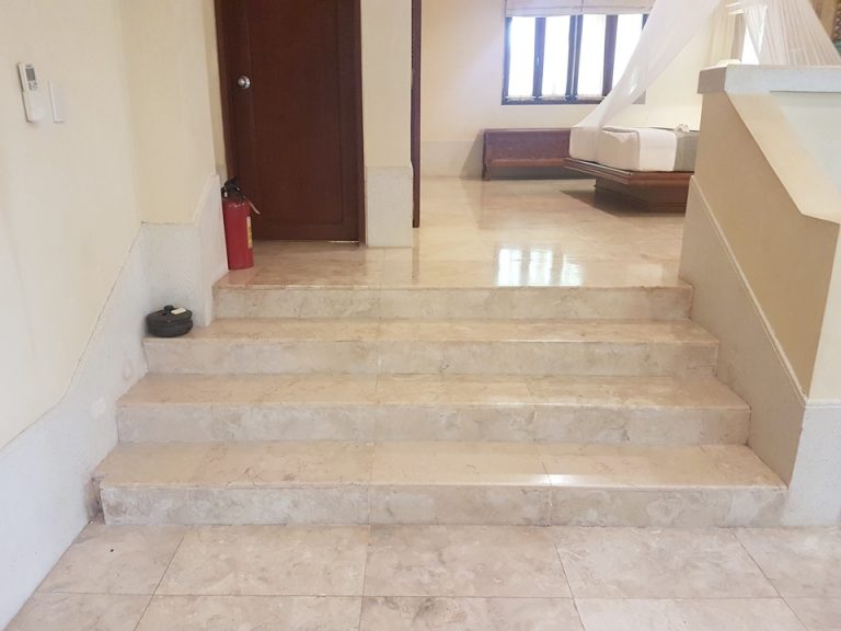 リビング:リビングからベットルームに行く階段