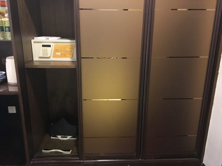 クローゼットの左側を開けるとセーフティボックスがあります。クローゼットの左と右の両扉を同時に開けることはできません