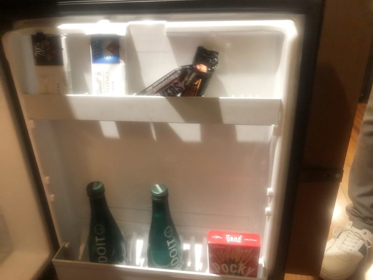 冷蔵庫のドアポケットにはポッキーもありましたよ