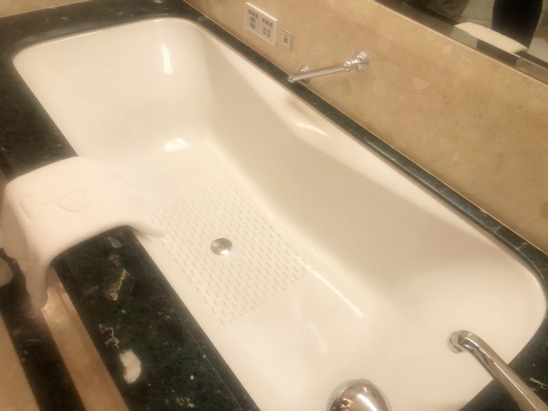 浴槽は足を伸ばしても先に届かないぐらい広いです