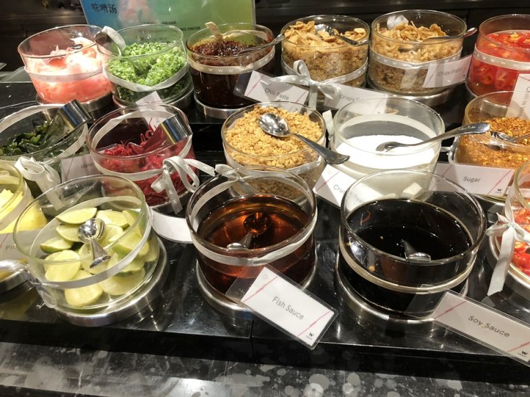 湯がいてくれた麺に自分で味付け