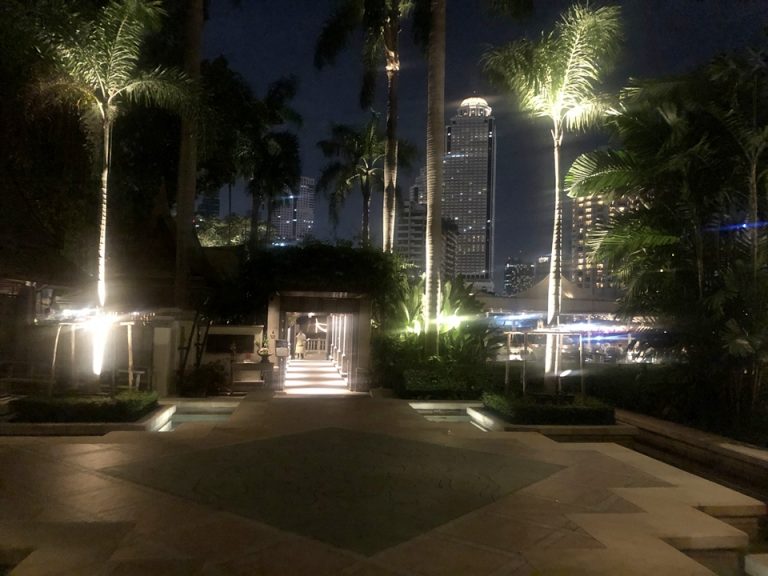 ホテル側から夜の中庭を覗くとライトアップされたレストランや川向こうのホテルが見えました