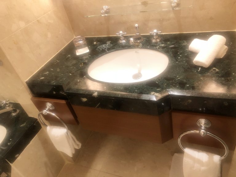 バスルーム右手側の洗面台