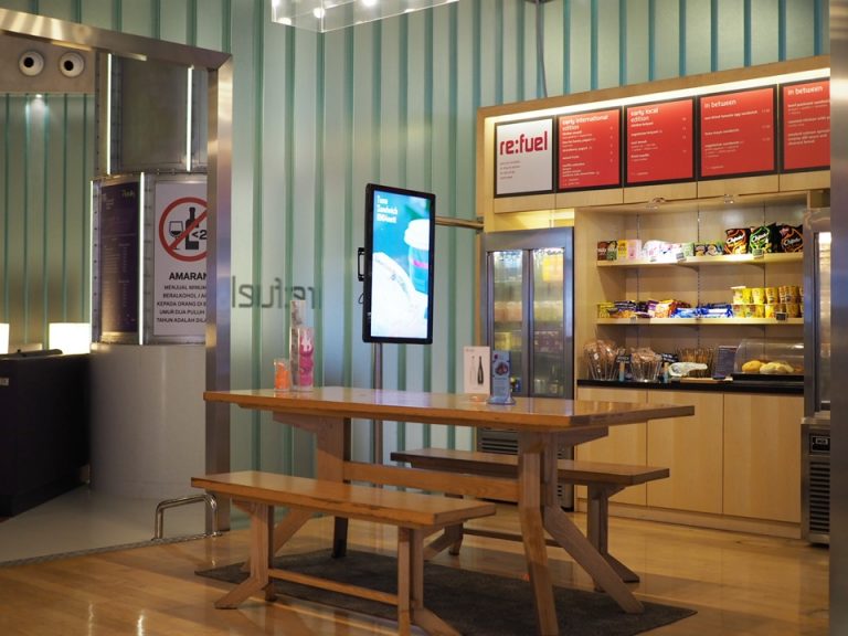 ショップ外観と内観