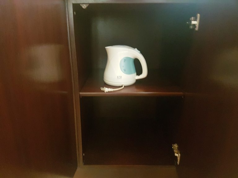 リビング:キャビネットを開けるとあるケトル