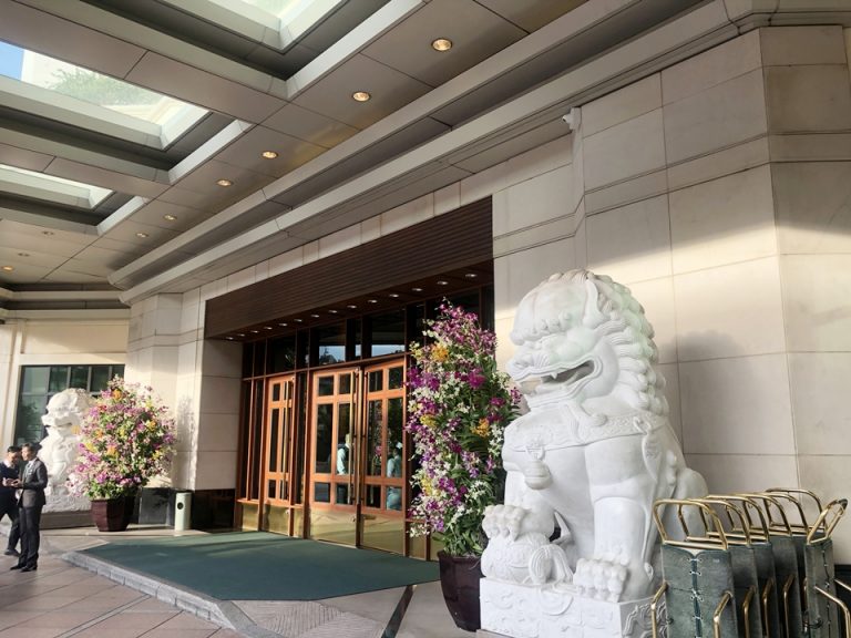 大きな獅子と花の取り合わせが南国らしい正面玄関