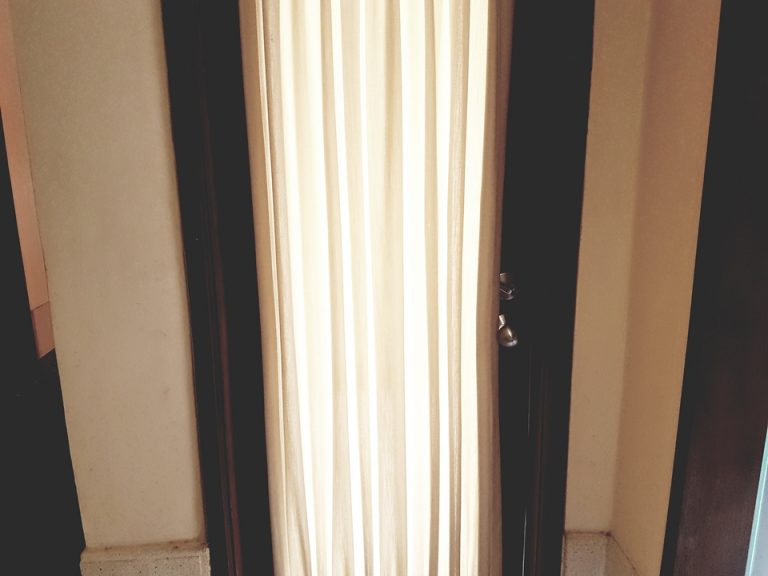 バスルーム:屋外ジャグジーに繋がるドア