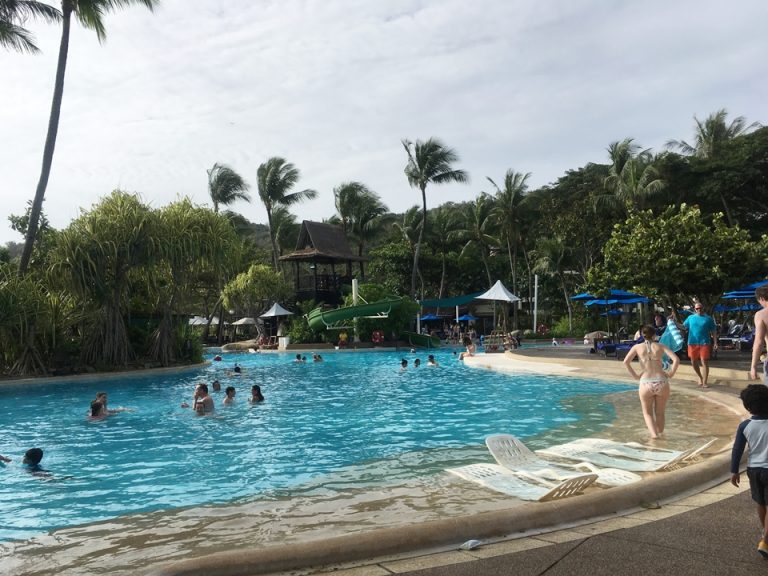 プール。滑り台もあり、子どもも楽しめる雰囲気でした。