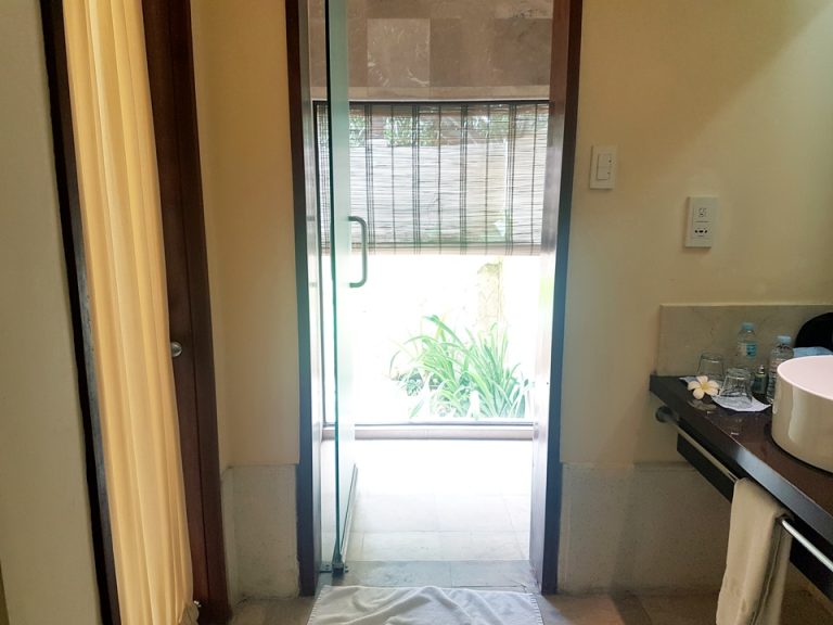 バスルーム:シャワー室ドア開