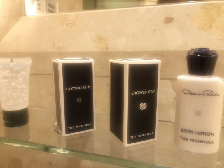 ボディローション・シャワーキャップ・コットン・ジェル。どれもペニンシュラのロゴ入りです