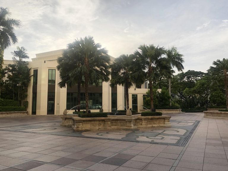 ホテル正面玄関前。ボートで移動する人が多いのかこのクラスの大きさのホテルとしては車の出入りは少なめに感じました