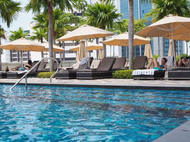 プール2 新館にあります 日中に撮影しました パラソルの下にベンチがあります