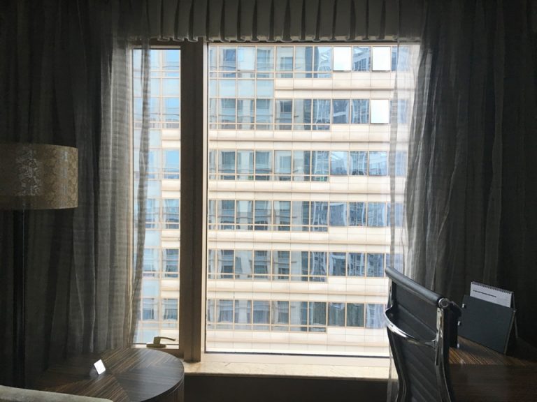 奥の窓。離れた位置からだと向いのビルしか見えません。レースカーテンと遮光カーテンあり