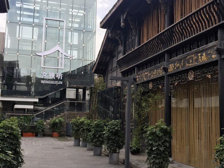 ホテルは、文殊坊という古い町並みが残るエリアに位置しています。成都の中でも最もホットな地域の一つです