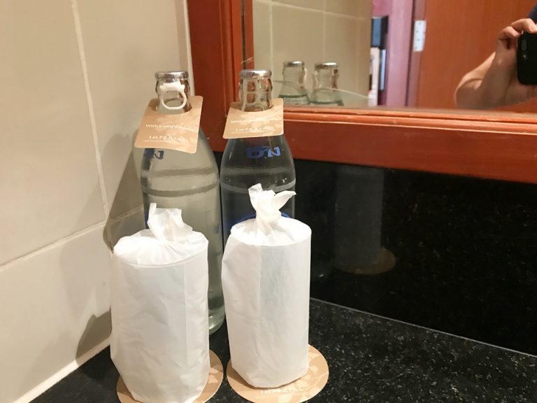 洗面台周り 水とコップ2