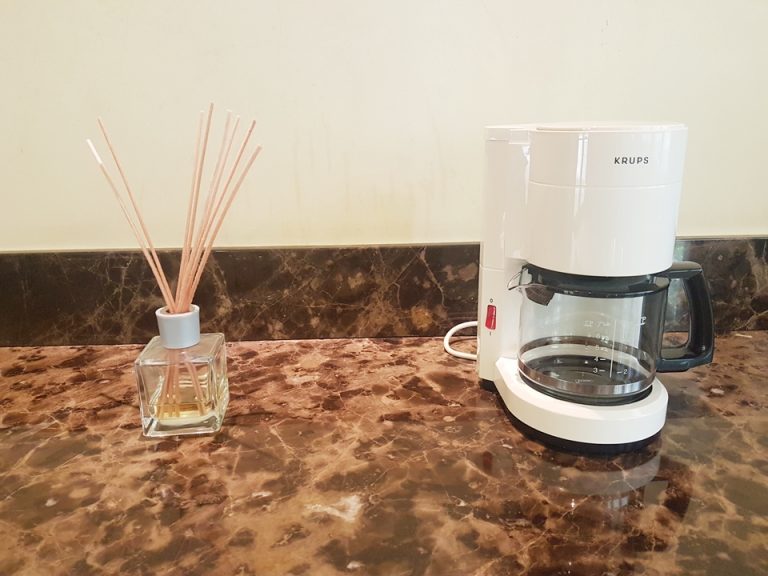 リビング:キャビネットの上にあるコーヒーメーカーとフレグランス