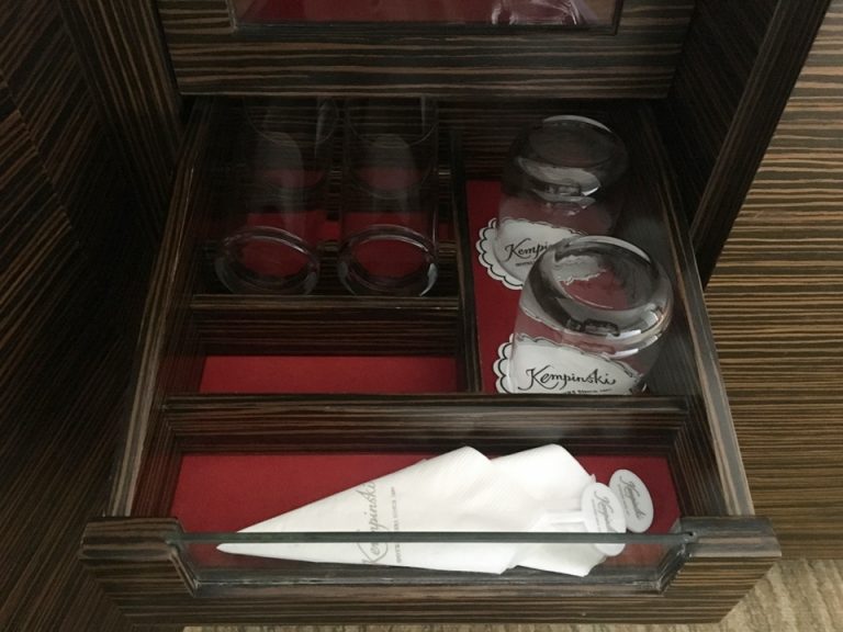 タンブラー、ロックグラス、コースター、ペーパーナプキン、マドラー。テレビ台の左側の扉を開けると、引き出しに入っています。