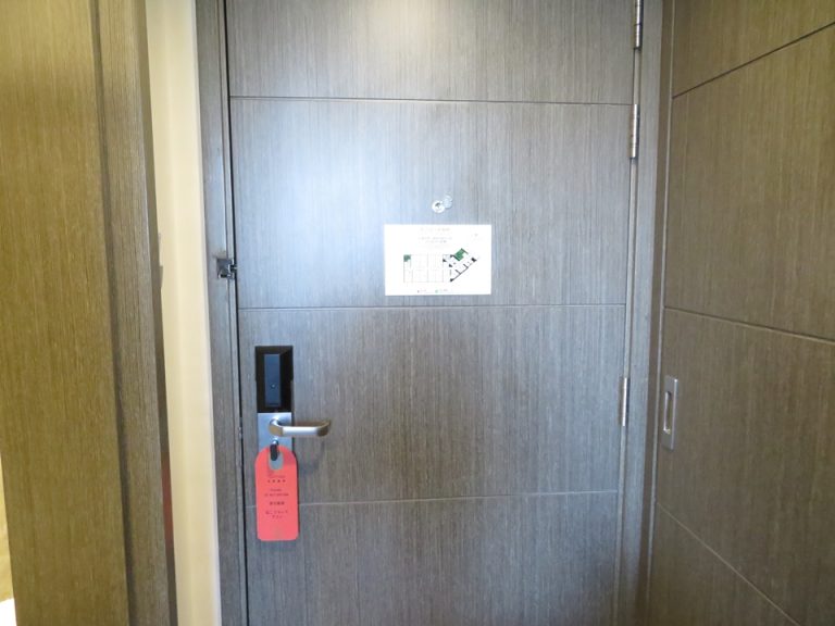 部屋の中から見たドア