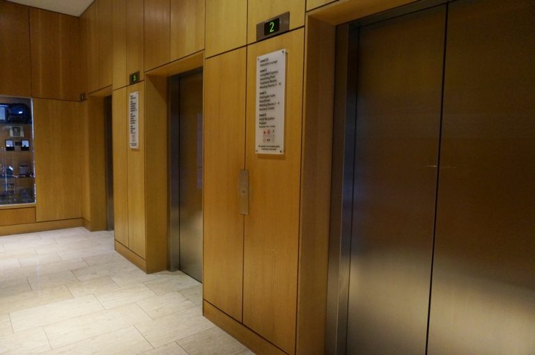 フロア階のエレベーター