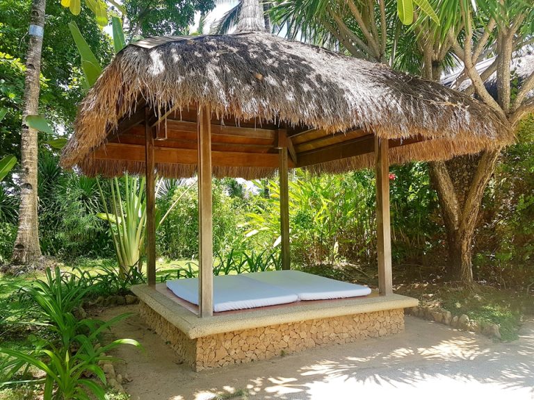 客室:プライベートプール横にある屋外ベット