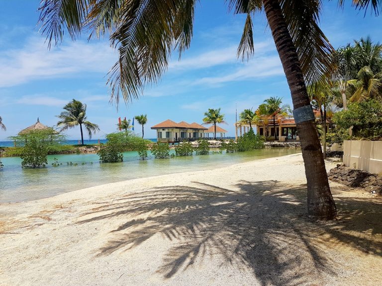 ビーチから見えるスパ施設