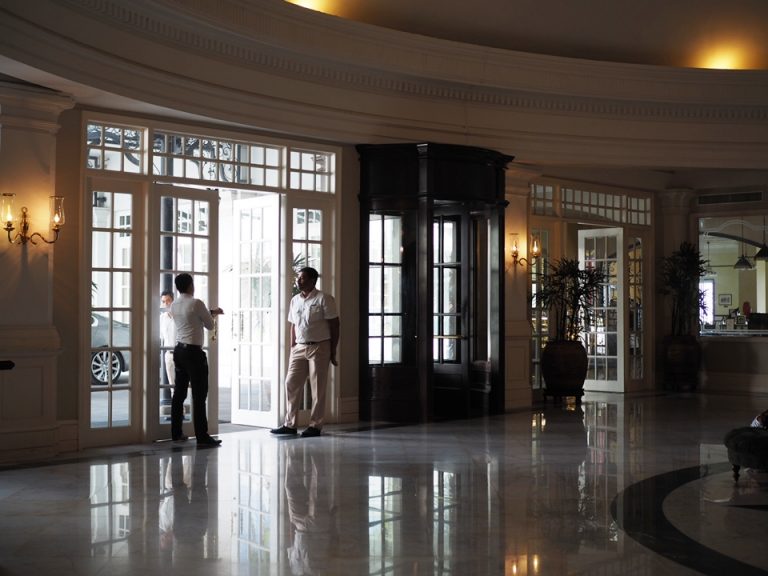 エントランス内観 入口に向かって撮影