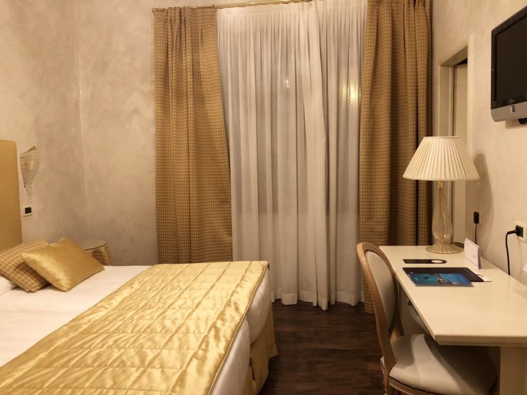 客室全体(入り口方向)