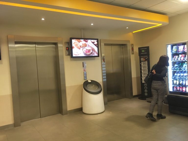 エレベーターホール1