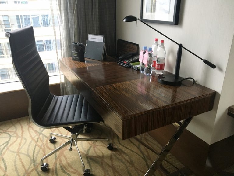 ライティングデスク。机の上にあるお水は二種類とも有料なので注意。無料のお水は洗面台にあります