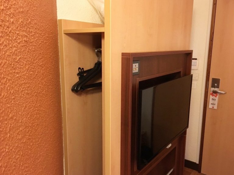 クローゼット左