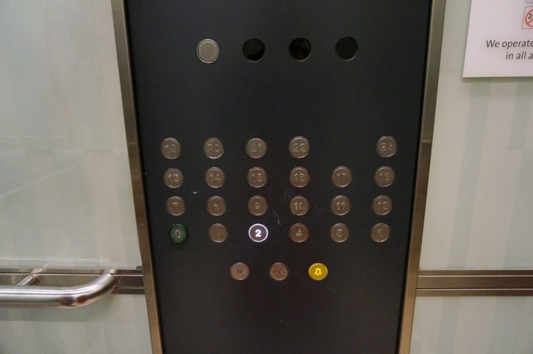 エレベーターのボタン