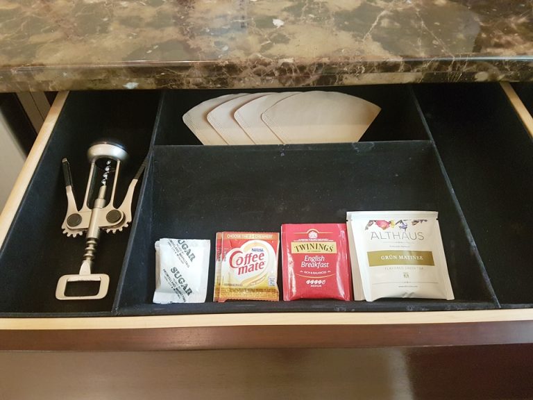 リビング:キャビネットの開けて引出を開けるとある、紅茶、コーヒーは無料