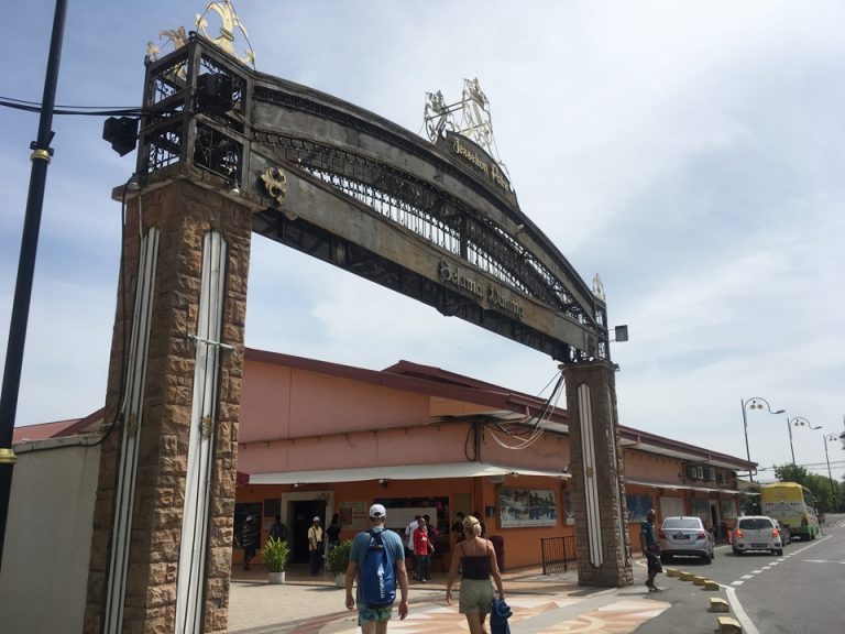 ジェットルセンフエリー乗り場。ここからサピ島やマヌカン島にアイランドホッピング出来ます。