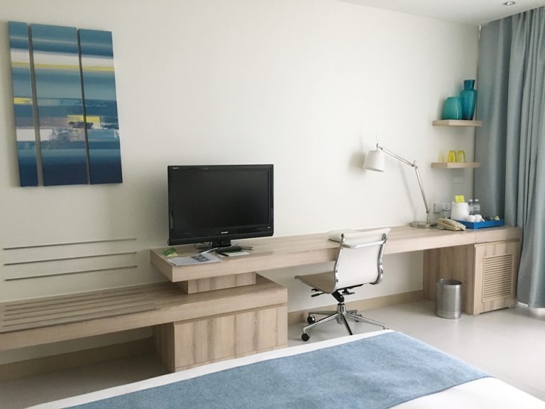 ベッド方向からテレビ