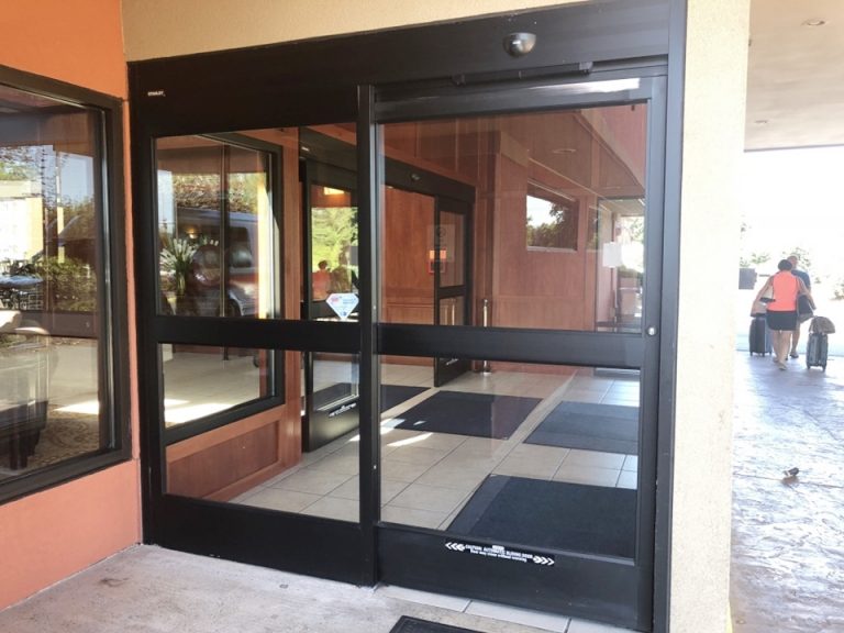 エントランスドア外から2