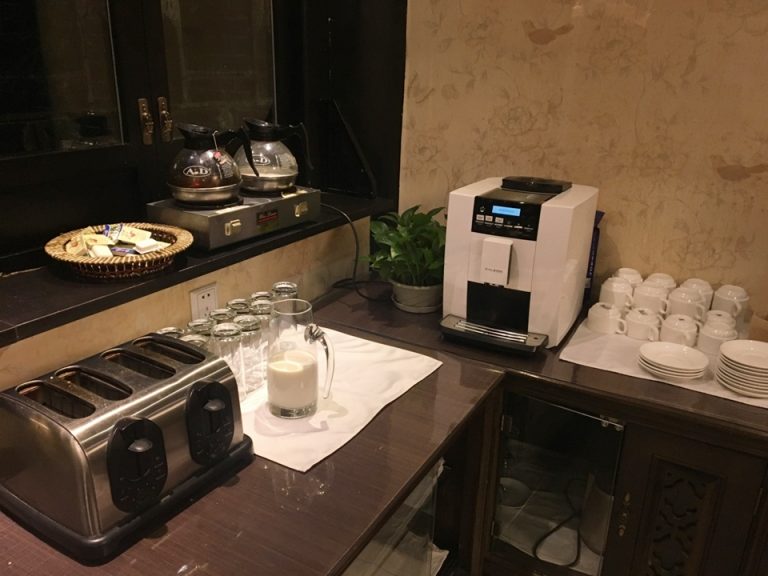 コーヒーマシーン。一杯抽出するのに結構時間がかかり、外国人が何人かいるとすぐコーヒー待ちの列ができます